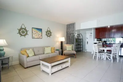Image de 🌴 1br Condo | Private Beach & Pools  Cozy 1-bedroom condo in Little Harbor Resort with private beach, pools, restaurants, free WiFi, and parking. Fully equipped kitchen, king bed + sleeper sofa, and a patio to relax. Self check-in and smoke-free.