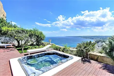 Image de Jacuzzi dans la vieille ville avec jardin vue mer