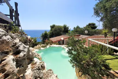 Image de Une perle rare avec piscine chauffée et accès mer
