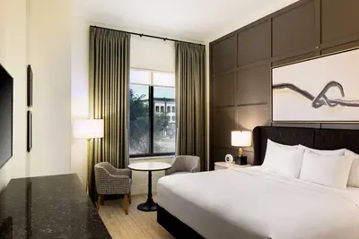 Image de 2 Connecting Suites at a 4⭐️ Hotel