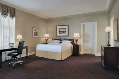 Image de 2 Connecting Suites at a 4⭐️ Hotel