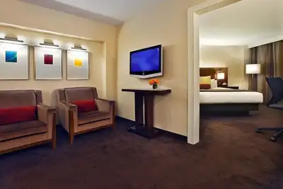 Image de 2 Connecting Suites at a  Hotel