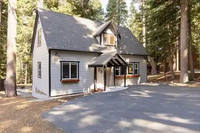 Image de Sweet Pine | Deck + Hot Tub, Cozy Modern Interior | Close to Ski Resort!