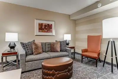 Image de 2 Connecting Suites at a Hotel