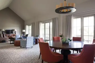 Image de 2 Connecting Suites at a 4⭐️ Hotel