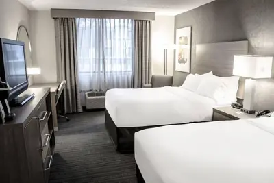 Image de 2 Connecting Suites at a Hotel