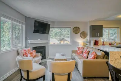 Image de The View Tub- hot tub, free parking, view, king bed, Ac, 2br, sleeps 6