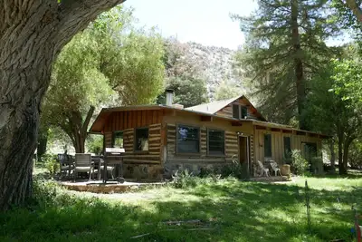 Image de Meadowlands Cottage, on working Horse ranch with a river flowing through it.