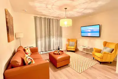 Image de Unique Lakeside Gem - Walk everywhere!