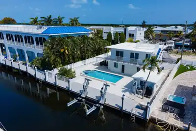 Image de Sand 'N Sea ~ 3 Bedroom Canal Front Home w/ Pool in Layton