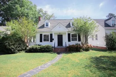 Image de Adorable cape cod in quiet & safe neighborhood. Location, Location, Location!