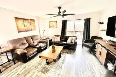 Image de Michael's Maison - Modern & Chic! 3 Bdrm 2 Ba! Natural Views! Open pool!