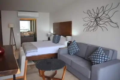 Image de Exclusiva Suite con Balcón y Vista Parcial al Mar (Ksb-511)