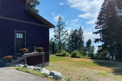 Image de Sunset Heaven Modern Barn House in cherry orchard with Flathead Lake views