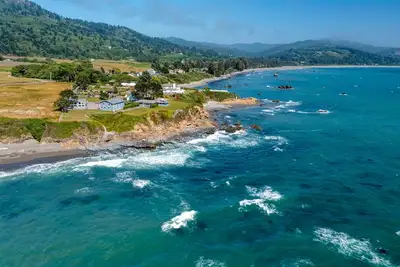 Image de Ocean Mist Beach House/ Private Beach Path/ Spa
