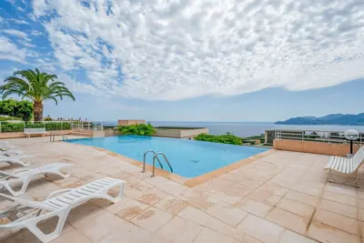 Image de Joli appartement pour 4 personnes avec Wifi, climatisation, piscine, Tv et terrasse