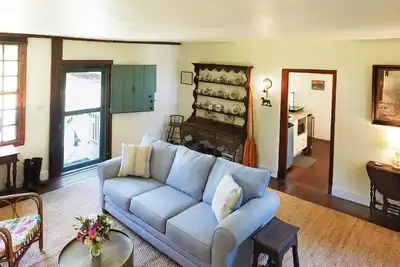 Image de Charming Waterfront Cottage on Private Historic Property