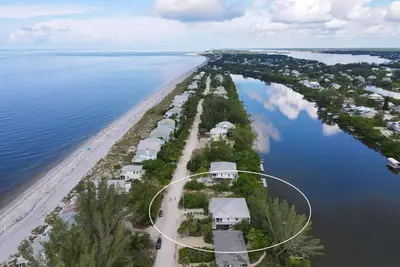 Image de 4 Bedroom home directly across the street from the beach!