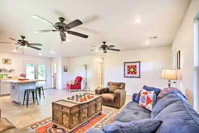 Image de 2 Mi to Marinas & Grove: Cozy Cabin w/ Grill