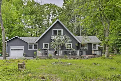 Image de Deck + Pool Access: Welcoming Poconos Retreat