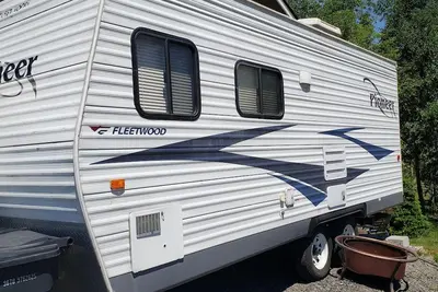 Image de Summer Fun  Camper  with hot tub\n