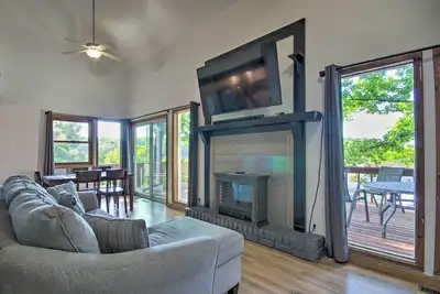 Image de Stylish Eldon Home w/ Grill: 1 Mile to Lake!