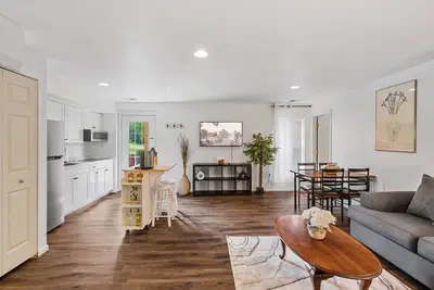 Image de Charming 2beds basement with firepit