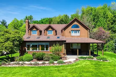 Image de Beautiful Log House with Fire Pit