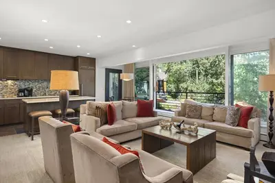 Image de 4mm Aspen Downtown Ski-In Residence by Guaranteed Rental®