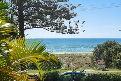 Image de San Chelsea 16 - Beachfront Bilinga - Linen Provded!