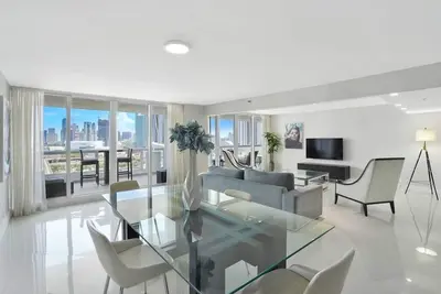 Meet Me in Miami! Renovated 2 Bedroom Condo, Miami Skyline and Water Views!