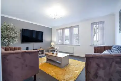 Image de 🔥30% Off 28+ nights stays - Large 4 bedroom close to town w/Parking🔥