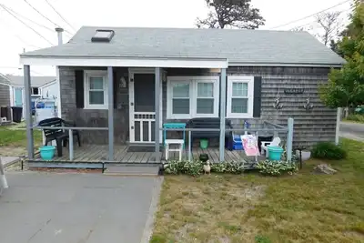 Image de Cape Cod Cottage on the Beach at Nantucket Sound