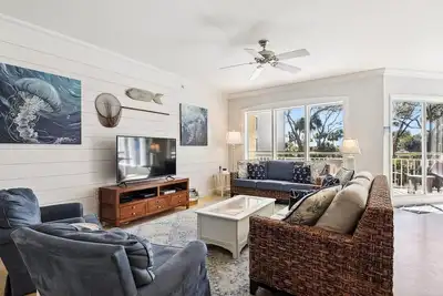 Image de 103 Windsor Place - Beautifully Renovated Beach Villa with Large Balcony!