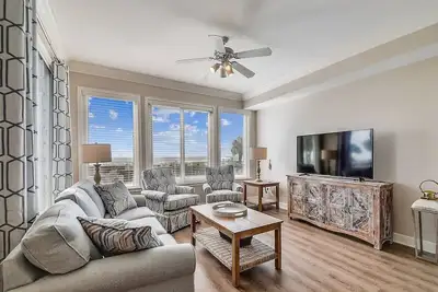 Image de 3102 Sea Crest~ Oceanfront Villa with Beach and Pool Views, Across from Coligny!