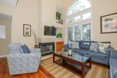 Image de 7601 Huntington ~ Spacious Townhome with Lagoon View, Short Walk to the Beach!