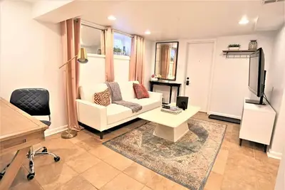 Image de ★Unwind in style at modern inviting basement apartment Downtown★