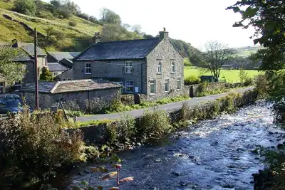 Image de A superb holiday home within the Yorkshire Dales, w/ Wifi, wood burner & stones throw from pub.