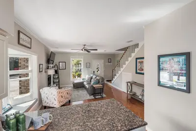 Image de Historic Pensacola 2br townhouse open now for Spring and Summer. Walk everywhere!