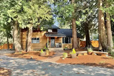 Image de Campfires & comfort! Camano Log House - dreamy trees near beach - Love it here!