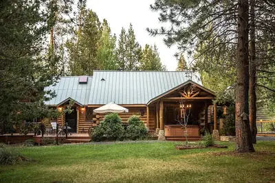 Image de Cascade Basecamp | Fully Fenced/Hot Tub/Private!