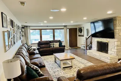 Image de Spacious Upper Level Near Park N Ride - 8+ people