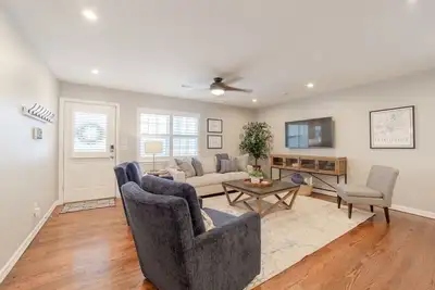 Image de Cozy cottage, just a short walk to UofA