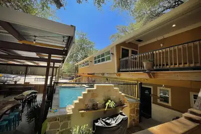 Image de Haggville Hacienda - Private Riverfront @Vacation Frio River - Pool Sleeps 18-38