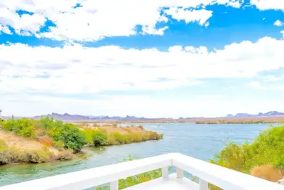 Image de Waterfront Luxury Tiny Home with Stunning Lake  & Mountain Views!