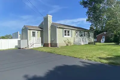 Image de Immaculate home less than 2 miles to Narr Beach