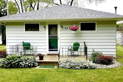 Image de Cozy Classic Cottage Right on The Water + Private Dock