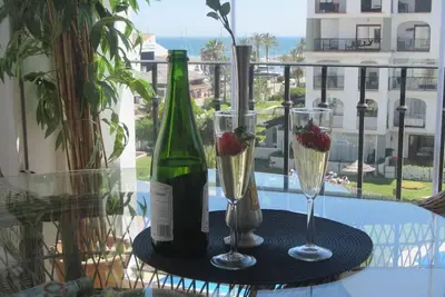 Image de Appartement \"Marina La Duquesa Beach Resort\" avec vue sur mer, piscine, terrasse et jardin