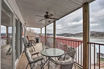Image de Community Pool & Dock: Lake of the Ozarks Condo!