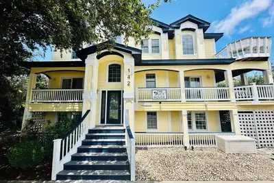 The Duck House: 300 ft to Beach, Private Pool, Hot Tub, Comm. Fitness Ctr